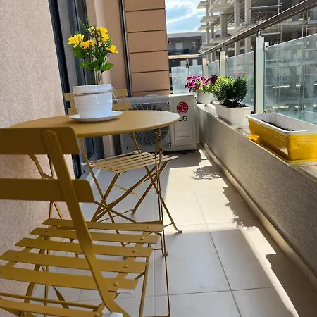 Sunny 2br Steps From The Sea By Pikhost Apartment