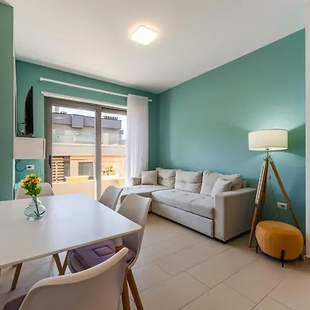 Sunny 2br Steps From The Sea By Pikhost *