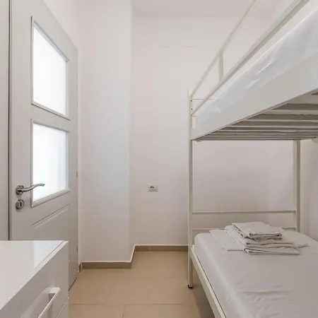 Sunny 2br Steps From The Sea By Pikhost *