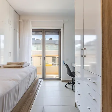 Sunny 2br Steps From The Sea By Pikhost Lejlighed