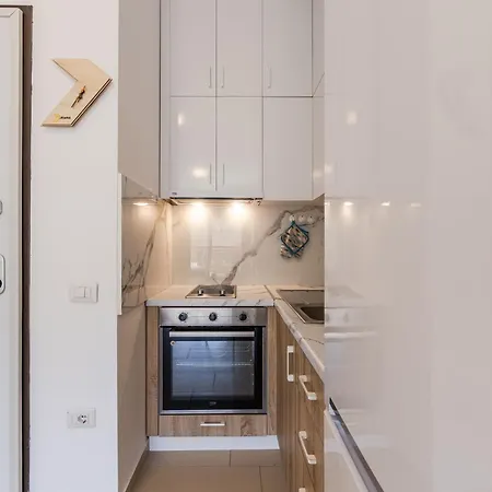Lejlighed Sunny 2br Steps From The Sea By Pikhost Vlorë