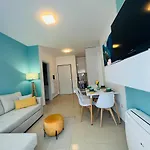 Sunny 2br Steps From The Sea By Pikhost شقة