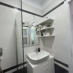 شقة Sunny 2br Steps From The Sea By Pikhost *