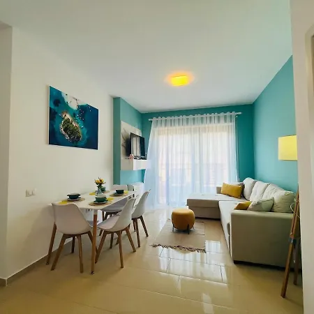 Sunny 2br Steps From The Sea By Pikhost شقة