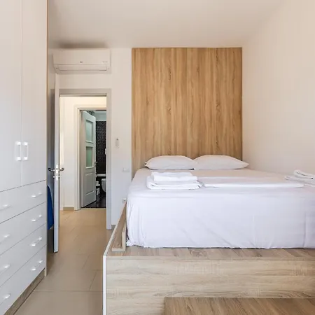 Sunny 2br Steps From The Sea By Pikhost *